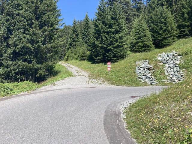 Alp Flix (2021), bei Km 2.3. Wo 2012 die Strasse noch geradeaus in den 16-18% Aufstieg führte, dreht sie heute rechts weg.
