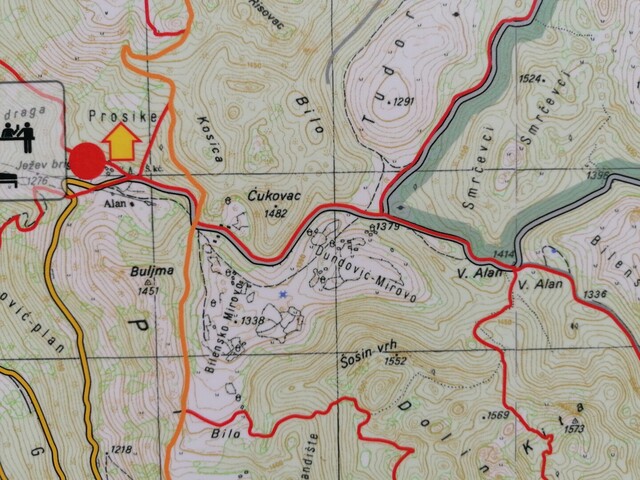 Kartendetail von der Karte neben der Hütte (jedes Kästchen ist 1km²). Die Hütte ist orange eingezeichnet, rechts gegenüber auf dem Bild ist der Pass mit 1414m vermerkt.