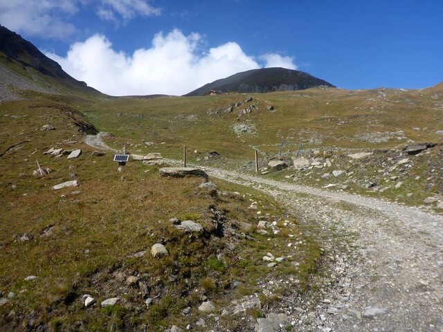 Ab etwa 2560 m wird der Weg wieder steiler mit anspruchsvolleren Abschnitten, wo es auch auf eine gute Fahrlinie ankommt
