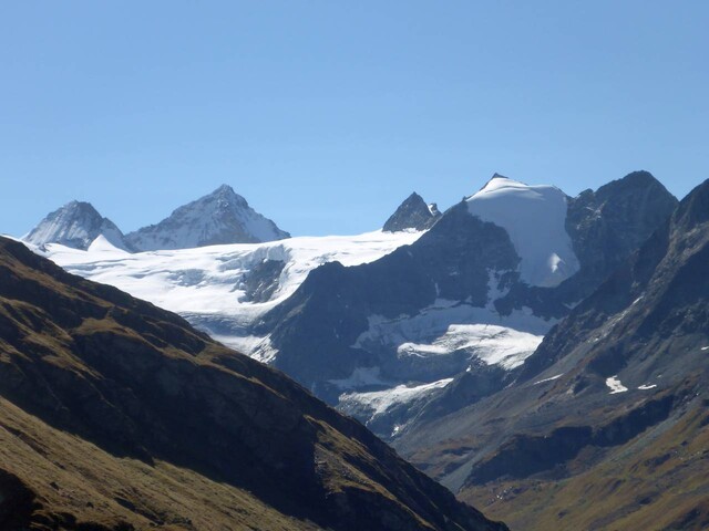 Links der Grand Cornier (3961 m) und daneben die Dent Blanche (4357 m)
