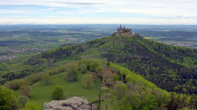 Aussicht Zeller Horn mit Burg Hohenzollern (Mai 2021)