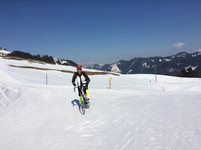 Wer braucht heutzutage noch Skier? Ein Rennvelo tut‘s auch! (Haggenegg, 5. März 2022)
