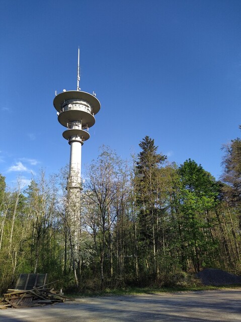 Der Fernmeldeturm Brackenheim 1 auf dem Weg zur Ochsenbacher Steige