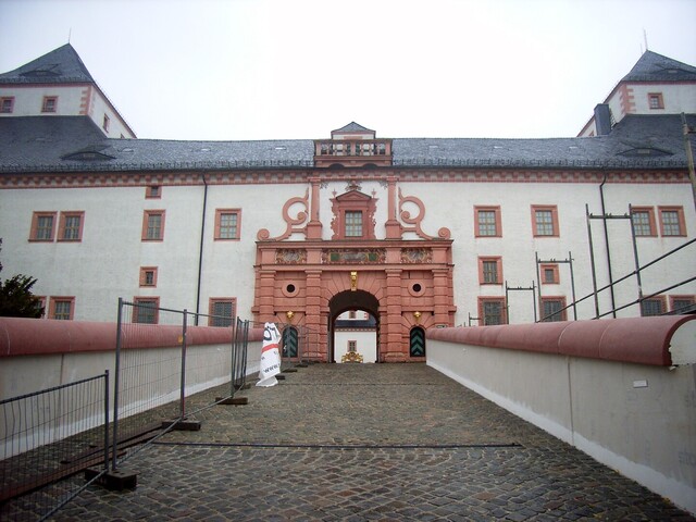 Schloß Augustusburg, Eingangstor am Graben.