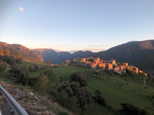 Das Dorf Fórnols an der Südauffahrt zum Coll de la Trava
