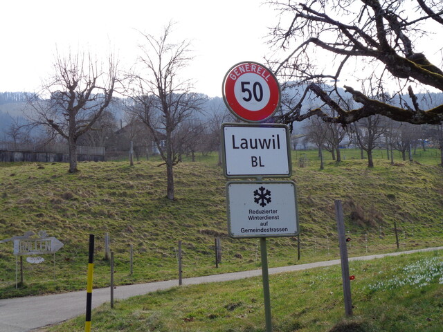 DSC01357. In Lauwil angekommen geht es rechts weg.