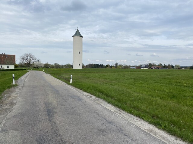 Auf der Strasse nach Kirchenkirnberg, den Wasserturm im Blick