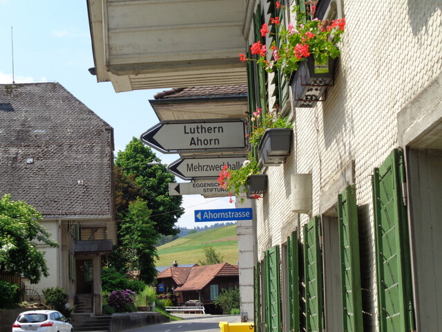 In Eriswil nach dem Dorfladen     
beginnt die Auffahrt zur Ahornalp. 