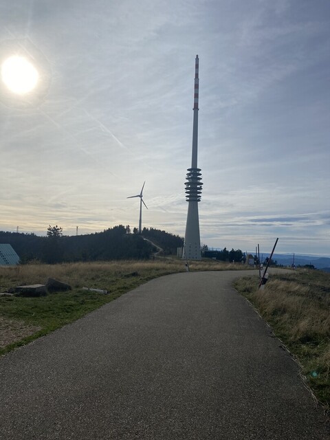 Blick nach Süden zum SWR-Sendeturm und dem Windrad